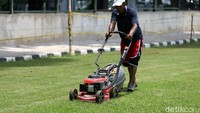 Seorang pekerja di lokasi itu mengatakan, mereka masih perlu merapikan sejumlah bagian lapangan tersebut, seperti trotoar, serta rumput lapangan.