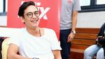 Adipati Dolken Tampil Berkacamata, Lebih Kece?