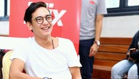 Ia tampil kasual dengan kaus dan ripped jeans serta sepatu merah. Pool/Ismail/detikFoto.