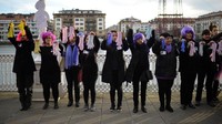 Sejumlah wanita di Portugalete, Spanyol, terlihat mengenakan busana serba hitam dengan aksesoris berupa wig sambil memamerkan sarung tangan sebagai tanda pemogokan hak perempuan. REUTERS/Vincent West.