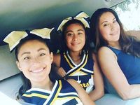 Alyssa (tengah) merupakan anak yang aktif di pemandu sorak dan jago menyanyi.