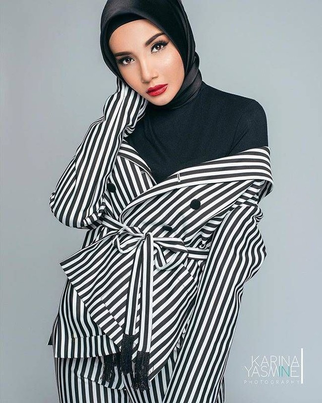 Foto Laudya Cynthia Bella untuk sebuah sampul majalah pernah ramai diprotesi netizen. Pada fotonya Bella tampil memakai hijab yang unik. Netizen menuding gaya hijab bintang film Surga yang Tak Dirindukan itu mirip penampilan biarawati.Foto: Instagram