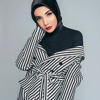 Foto Laudya Cynthia Bella untuk sebuah sampul majalah pernah ramai diprotesi netizen. Pada fotonya Bella tampil memakai hijab yang unik. Netizen menuding gaya hijab bintang film Surga yang Tak Dirindukan itu mirip penampilan biarawati.Foto: Instagram