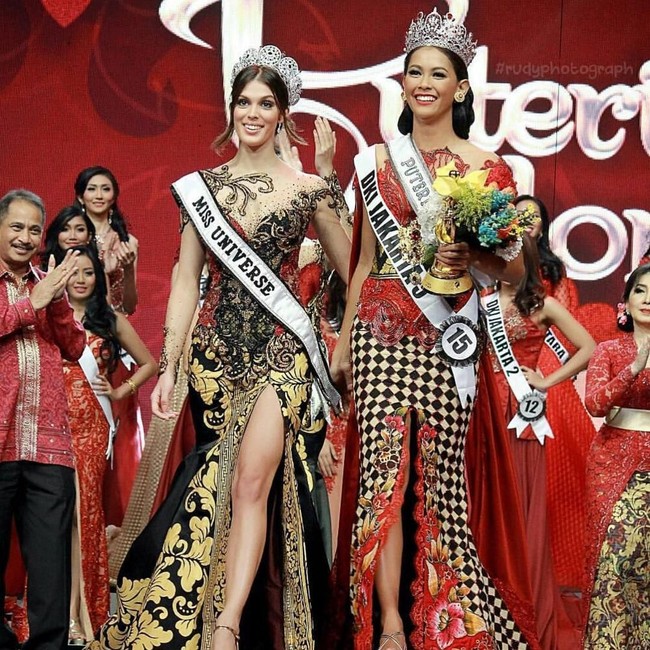 Inilah momen ketika Bunga Jelitha terpilih sebagai Puteri Indonesia 2017. Pada malam penganugerahan dia bersanding dengan Miss Universe 2016 Iris Mittenaere. Foto: Dok. Instagram