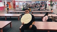 Apalah saya hanya remahan kerupuk, kata Yuda. Duh, kerupuk sebesar itu enaknya dimakan dengan berapa mangkuk bakso ya? Foto: Instagram yudabustara