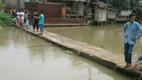 Rohim dilaporkan hilang pada Kamis (8/3). Dia hanyut di Kali Cikarang karena tergelincir di atas Jembatan Haji Karna yang saat itu tergenang air kali (BPBD Kab Bekasi) 