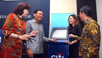 CEO Citi Indonesia Batara Sianturi, Director Head of Treasury and Trade Solutions Citi Indonesia Vincent C. Soegianto bersama dengan manajemen senior dari Citi Indonesia berbincang usai mendemonstrasikan CitiDirect BE di ajang Citi Indonesia Insurance Forum 2018, di Jakarta. Foto: dok. Citi Indonesia