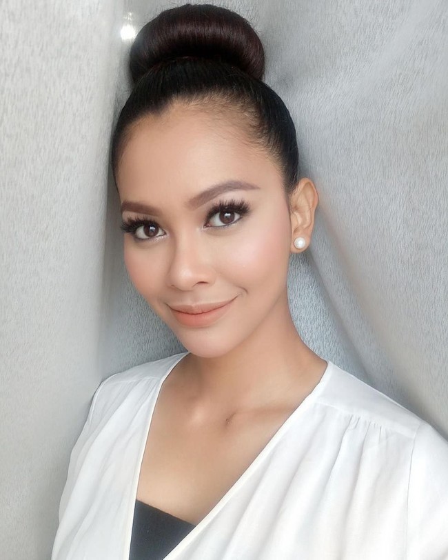 Meski sering terlihat begitu percaya diri ketika tampil di catwalk, Bunga mengaku kalau ia merupakan salah satu tipe wanita pemalu. Namun ia berusaha untuk mengatasi kekurangannya tersebut dengan belajar dan terus belajar menjadi lebih percaya diri agar bisa menggapai impiannya. Foto: Dok. Instagram