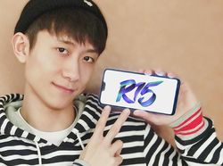 Penampakan Oppo R15  Dalam Genggaman