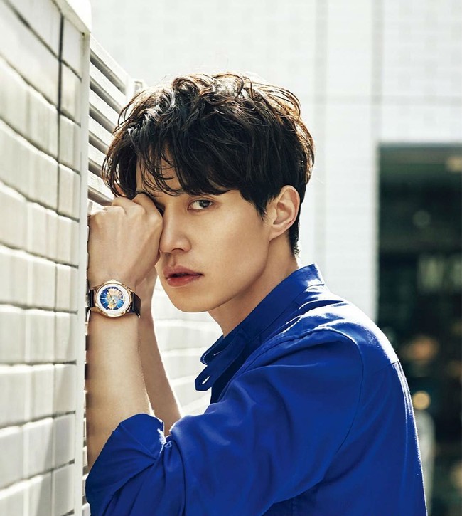 Warna biru membuat kulit Lee Dong Wook yang memiliki tone sejuk makin terlihat cerah. Setuju, nggak? Foto: Instagram