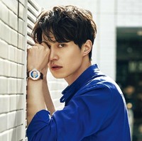 Warna biru membuat kulit Lee Dong Wook yang memiliki tone sejuk makin terlihat cerah. Setuju, nggak? Foto: Instagram