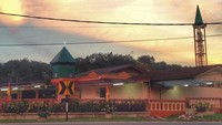 Ini dia penampakan Masjid Jamek Sungai Plong dari luar. Lokasinya persis di pinggir jalan (nazrihazwani/Instagram)