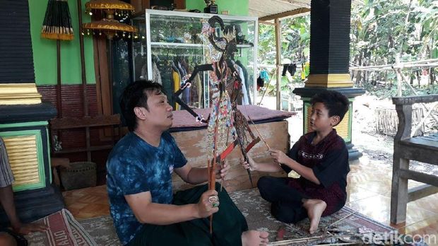 Cak Yudho bercengkerama dengan keluarga/