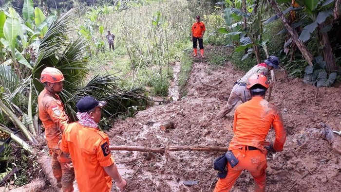 Longsor di Bandung Barat menimbun dua warga