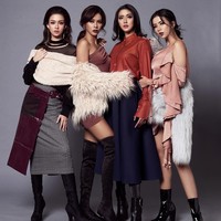 Bunga Jelitha berpose bersama rekannya sesama Puteri Indonesia 2017 yang akan mengakhiri tugas mereka hari ini. Ada Puteri Indonesia Perdamaian 2017 Dea Rizkita, Puteri Indonesia Pariwisata Karina Nadila, dan Puteri Indonesia Lingkungan 2017 Kevin Lilliana.Foto: Dok. Instagram