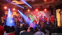 Suasana pun jadi semakin seru bahkan mereka juga mengajak para penonton untuk berjoget bersama.