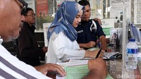 Mengisi formulir Daftar Isian Peserta (DIP) dengan melampirkan; Fotokopi Kartu Keluarga (KK), Fotokopi Buku Tabungan salah satu peserta yang ada didalam Kartu Keluarga untuk pendaftaran di kelas 1 dan 2. Foto: Bagus Prihantoro Nugroho/detikcom