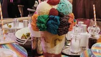 Soal makanan juga nggak kalah unik. Milkshake jumbo dengan tumpukan es krim dan whipped cream ini bisa kamu nikmati. Makin segar karena diberi potongan kiwi. Foto: Instagram kawaiimonstercafe