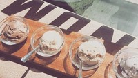 Kalau jalan-jalan ke luar negeri pasti yang dicari es krim! Ini saat aktris berusia 27 tahun itu sedang ke California, Amerika Serikat. Terlihat ada es krim cokelat dan vanilla di sana. Foto: Instagram @vaelovexia