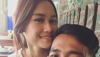 Dari Insta Story tadi, Karen menuliskan memergoki bahwa Dede video callan dengan seorang cewek. Dia memberi isyarat kuat bahwa rumah tangganya ada pelakor. Dia juga membawa-bawa Bu Dendy sebagai ancaman dari kemarahannya. Foto: Instagram/ dede_sunandar