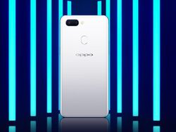 Penampakan Oppo R15  Dalam Genggaman