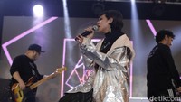 Tak hanya penonton, mereka juga larut hingga membawakan berbagai lagu lama milik Nidji termasuk Laskar Pelangi.