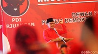 Hasto memberikan pengarahan kepada kader perempuan PDIP di Wisma Kinasih, Depok, Jawa Barat, Jumat (9/3/2018).