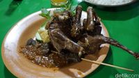 Burung dara goreng dengan paduan sambal ulek.