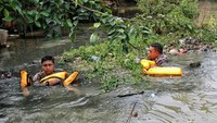 Foto: Kali Cikarang, Kabupaten Bekasi, yang Penuh Sampah (@yondpeloporpmj/Instagram)