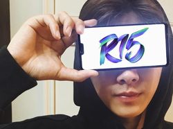 Penampakan Oppo R15  Dalam Genggaman