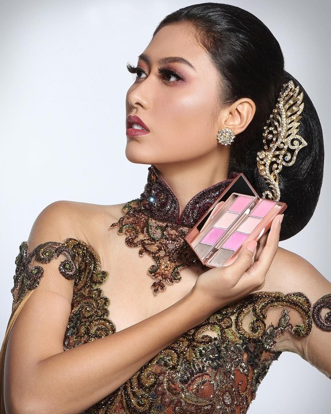 Finalis pertama yang menjadi top 6 Puteri Indonesia 2018 adalah Dilla Fadiela perwakilan Daerah Istimewa Yogyakarta. Dilla yang berusia 24 tahun merupakan sarjana lulusan Fakultas Komunikasi Universitas Atma Jaya Yogyakarta. Foto: Dok. Instagram
