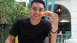 Lihat Nih, Ketika Mario Kahitna Cicipi Kungfu Tea hingga Mampir Beli Buah ke Pasar
