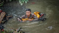 Kondisi kali yang penuh dengan sampah dan lumpur endapan limbah serta derasnya kali Cikarang di pintu air Tonjong sangat menyulitkan proses pencarian korban tenggelam. (@yondpeloporpmj/Instagram)