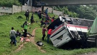 Korban dari kecelakaan ini dibawa ke RS Rosela Karawang (Foto: Kecelakaan di Tol Cikampek via TMC Polda Metro)