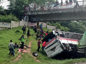 Kecelakaan di Tol Cikampek Diduga karena Sopir Truk Mengantuk