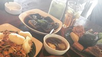 Beralaskan daun pisang, nasi timbel disajikan bersama ayam goreng, bakwan jagung, tahu, sambal, serta karedok dan sayur asam pilihan @ayeshasoedrajat86 di Dleuit Bogor. Foto: Instagram/Istimewa