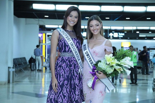 Jelang malam grand final Puteri Indonesia 2018, Bunga Jelitha bertemu lagi dengan Miss Universe 2018 Demi-Leigh Nel-Peters. Bunga dan Demi bertemu diajang Miss Universe 2018 di Las Vegas yang dimenangkan oleh wanita asal Afrika Selatan itu. Foto: Dok. Instagram