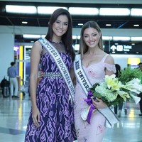 Jelang malam grand final Puteri Indonesia 2018, Bunga Jelitha bertemu lagi dengan Miss Universe 2018 Demi-Leigh Nel-Peters. Bunga dan Demi bertemu diajang Miss Universe 2018 di Las Vegas yang dimenangkan oleh wanita asal Afrika Selatan itu. Foto: Dok. Instagram