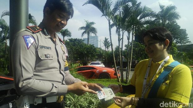 Polisi mengecek surat salah seorang peserta touring
