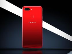Penampakan Oppo R15  Dalam Genggaman