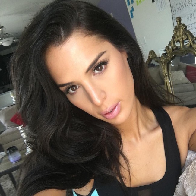 Aktris dan model Carmen Carrera memiliki kecantikan yang mempesona. Carmen bertransformasi jadi pria ke wanita pada 2009. Ia mengumumkan sebagai wanita trans lewat reality TV What Would You Do?. Lihatlah fitur wajahnya yang halus meski tanpa makeup berlebih.  Foto: Instagram