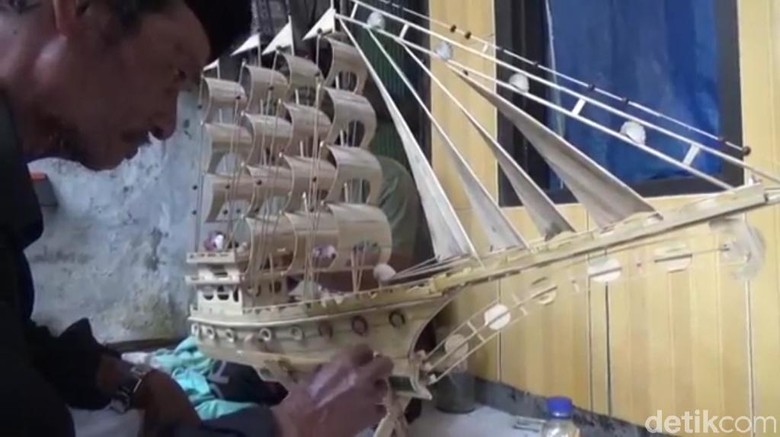 Membuat Miniatur Kapal Sumber Penghasilan Wahidi Kala Melaut Sepi Membuat Miniatur Kapal Sumber Penghasilan Wahidi Kala Melaut Sepi