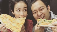 Pantas saja ya banyak media yang mengabarkan kalau Velove punya hubungan istimewa dengan anak Prabowo Subianto ini. Lihat aja lirikan manja Velove Vexia saat makan pizza jumbo ke arah muka Didit Prasetyo. Foto: Instagram @vaelovexia