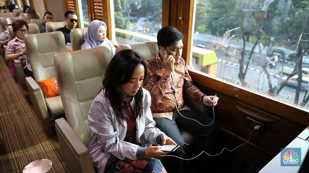 Penumpang menaiki kereta api Argo Parahyangan kelas priority menuju Bandung di Stasiun Gambir, Jakarta Pusat, Jumat (9/3/2018).  (CNBC Indonesia/Andrean Kristianto)
