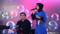 Mereka tampil membawakan lagu Nurlela milik sang kakek.
