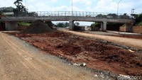 Jalan tol seksi 2 sebelumnya jalan tol dari Raya Bogor ke Kukusan sepanjang 5,5 km ini ditargetkan beroperasi tahun lalu.