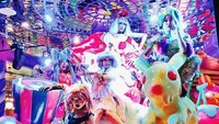 Area komidi putar di bagian depan langsung menyedot perhatian. Apalagi warna-warni pink, biru dan ungunya bikin gemas! Foto: Instagram kawaiimonstercafe