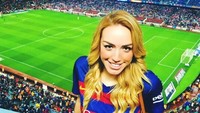 Tapi saat berkunjung ke Barcelona, Alejandra malah asyik nonton pertandingan bola di Camp Nou, pakai jersey Barca pula. Jadi sebenarnya, Alejandra ini fans Madrid atau Barcelona? (Instagram/@pilot_babywingz)