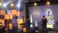  Para penonton pun langsung menyanyi serta mengabadikan momen tersebut.