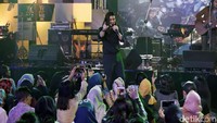 Ia pun langsung turun ke bawah untuk menyapa para penonton kala membawakan Sirna.